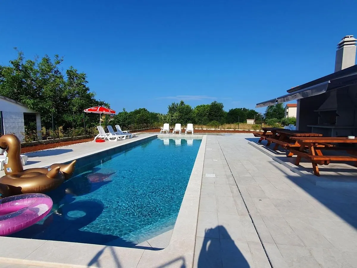 House Lucija Family Apartments For Max 6 Persons With Pool In Poreč