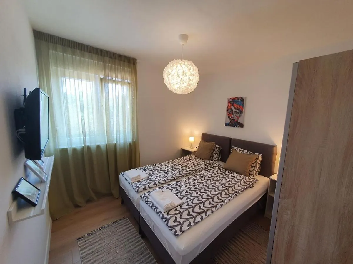 House Lucija Family Apartments For Max 6 Persons With Pool In Poreč Kroatien