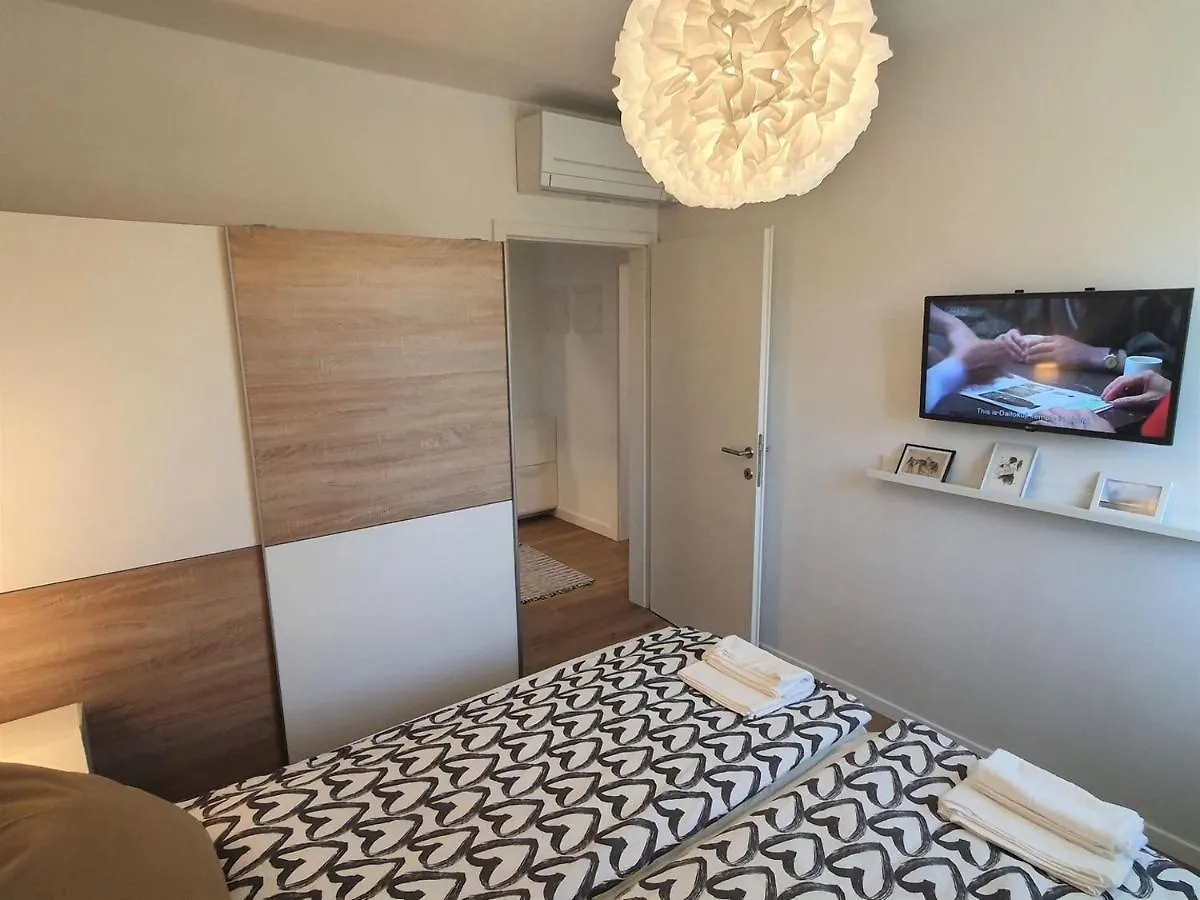 House Lucija Family Apartments For Max 6 Persons With Pool In Poreč Kroatien