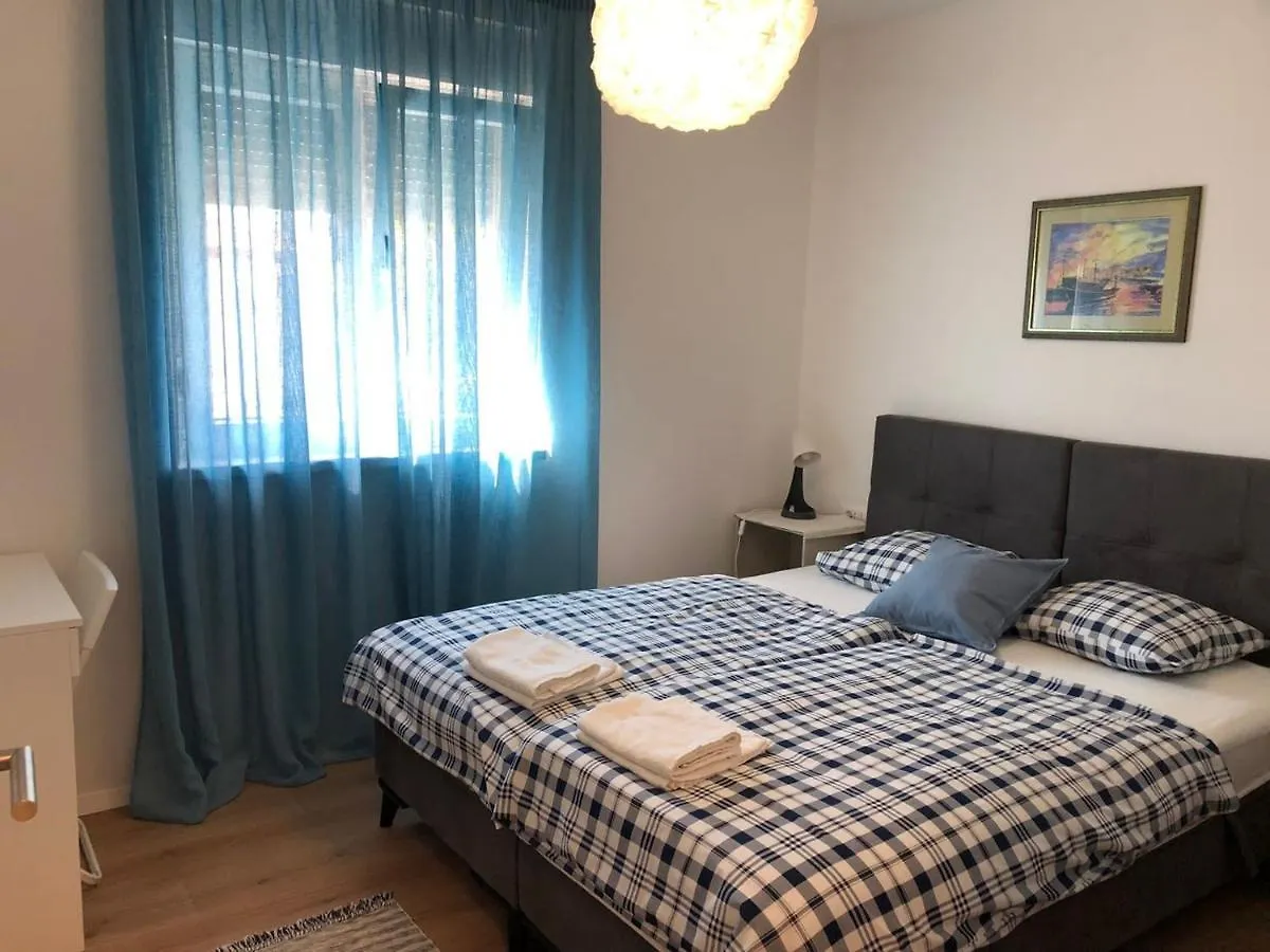 House Lucija Family Apartments For Max 6 Persons With Pool In Poreč